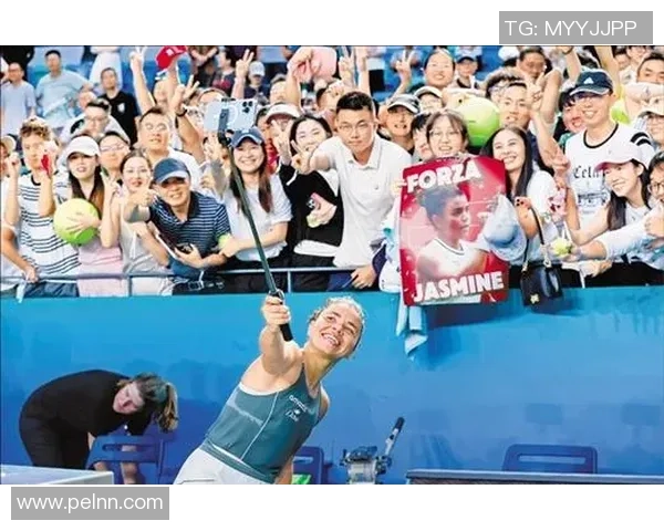 足球明星与球迷亲密合影瞬间记录梦想与激情的美好时刻 足球明星与球迷亲密合影瞬间记录梦想与激情的美好时刻