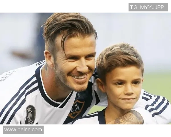 足球明星与小孩亲密互动温馨合影瞬间展现童真与梦想